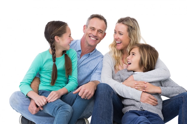 Portret van een lachende familie zittend op de vloer