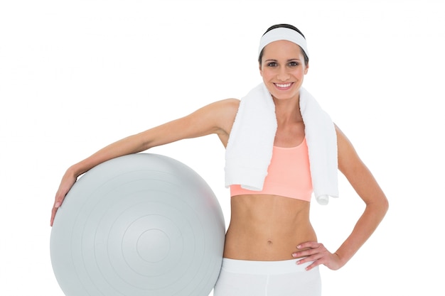 Portret van een lachende fit vrouw met fitness bal