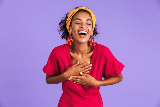 Portret van een lachende jonge Afrikaanse vrouw