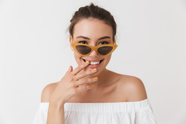 Portret van een lachende jonge casual brunette vrouw