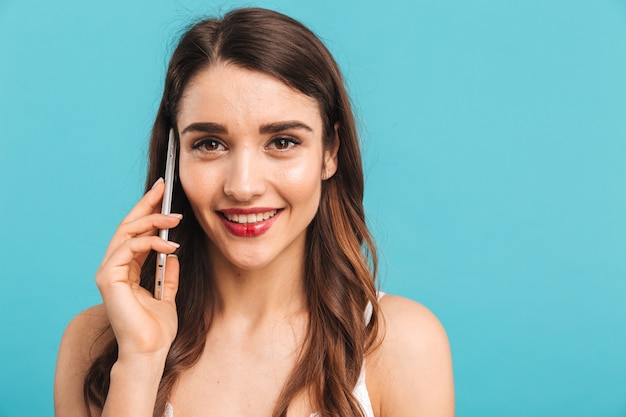 Portret van een lachende jonge vrouw in zomerjurk close-up