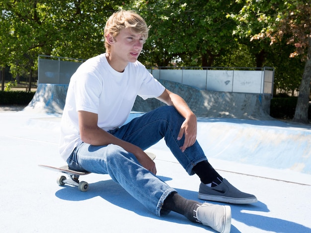 Portret van een lachende jongen met een skateboard