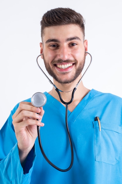Portret van een lachende knappe mannelijke dokter man