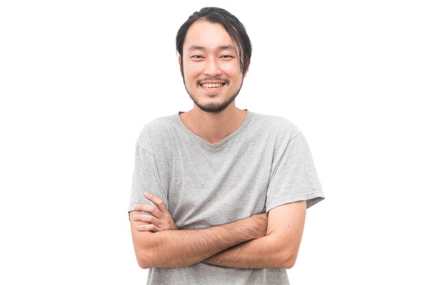 Foto portret van een lachende man die tegen een witte achtergrond staat