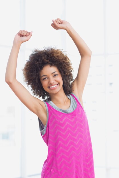 Portret van een lachende sportieve jonge vrouw