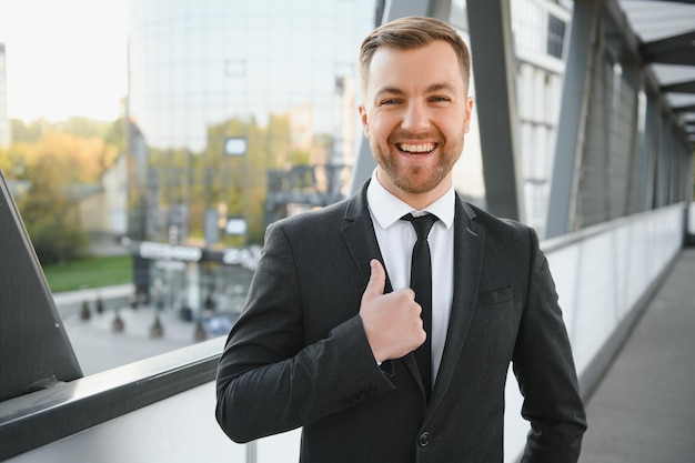 Portret van een lachende zakenman in een moderne zakelijke omgeving