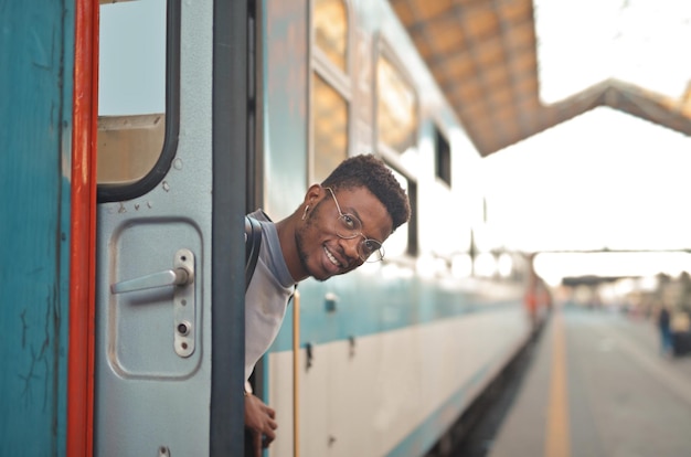 portret van een lachende zwarte man in een station
