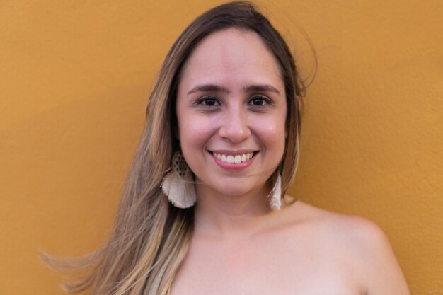 Foto portret van een latina-vrouw op een gele achtergrond