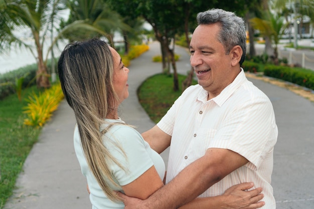 Portret van een Latino-paar van middelbare leeftijd in het park.