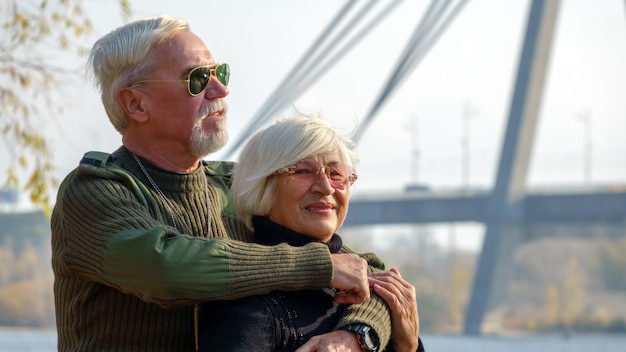 Portret van een liefdevol bejaard paar