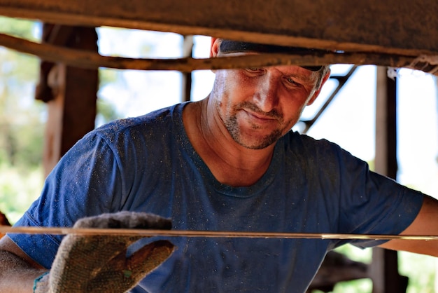 Portret van een man aan het werk in een industriële omgeving