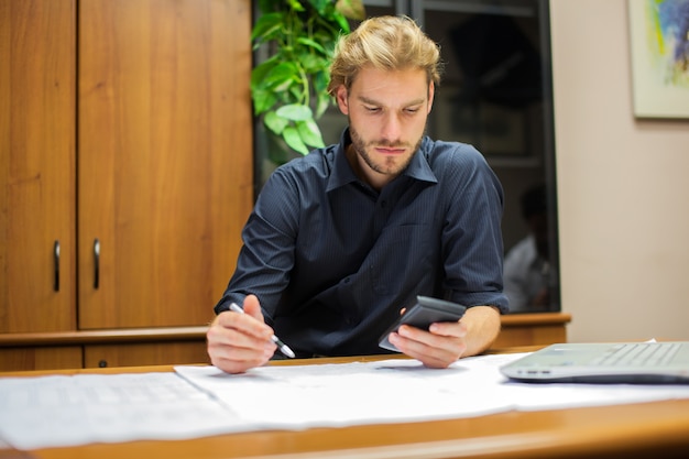 Foto portret van een man aan het werk in zijn kantoor