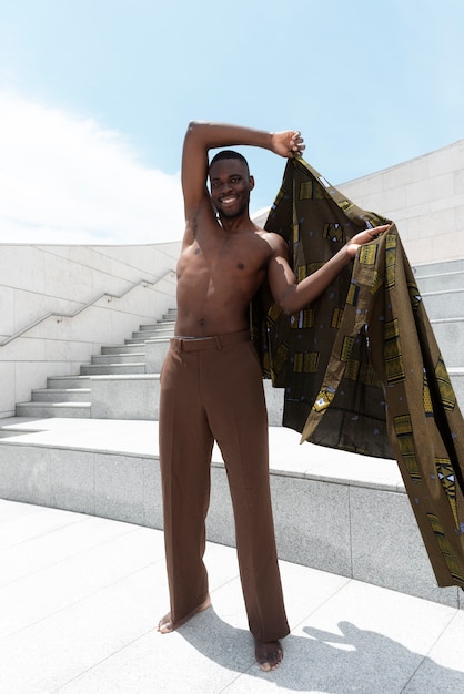 Foto portret van een man buiten in traditionele afrikaanse kleding