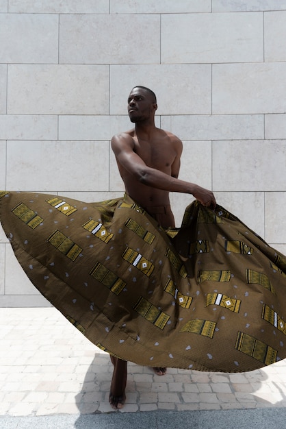 Foto portret van een man buiten in traditionele afrikaanse kleding