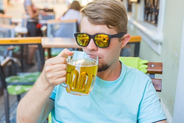 Foto portret van een man die een bierglas drinkt