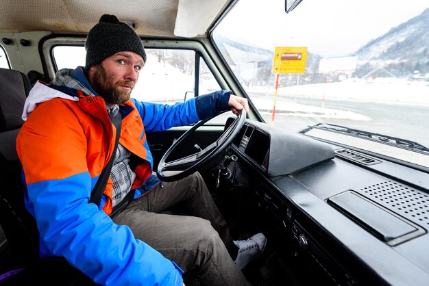 Portret van een man die een vrachtwagen rijdt