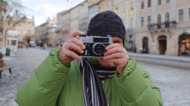 Foto portret van een man die fotografeert