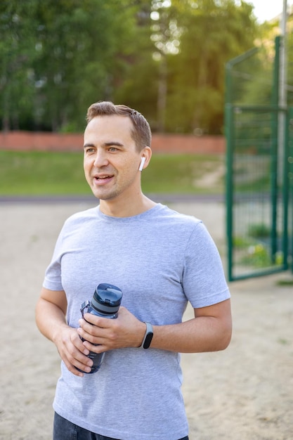 Portret van een man die ging sporten op een openbaar sportveld