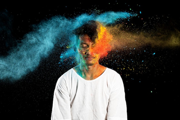 Portret van een man die Holi viert met kleurrijk Holi poeder