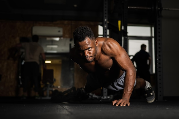 Portret van een man die in de sportschool oefent
