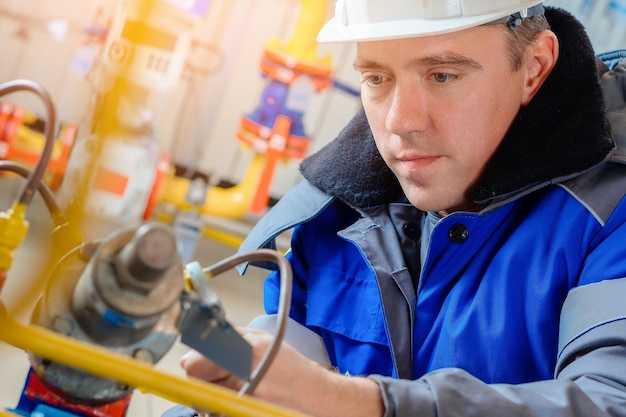 Portret van een man die in een werkplaats werkt