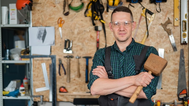 Portret van een man die in een werkplaats werkt