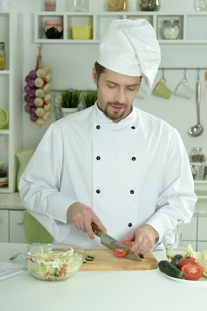 Portret van een man die kookt in een keuken