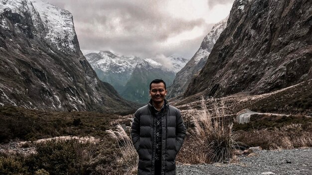 Foto portret van een man die op een berg tegen de lucht staat