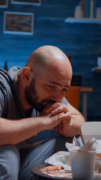 Foto portret van een man die op een tafel in een café zit