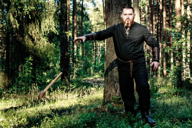 Foto portret van een man die op het veld tegen bomen staat