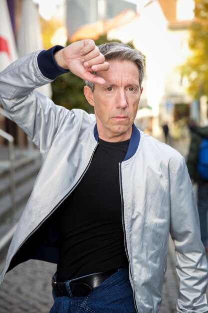 Portret van een man die op straat staat