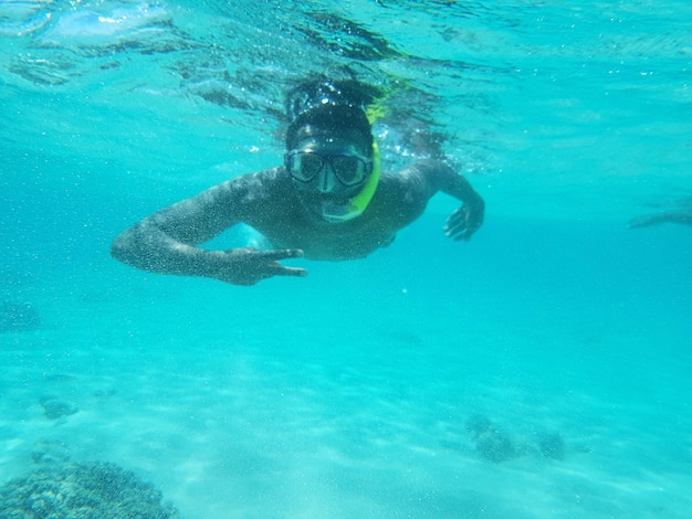 Portret van een man die snorkelt in de zee