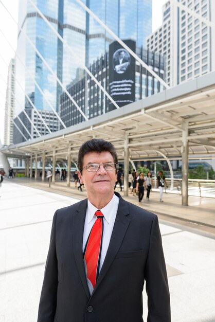 Foto portret van een man die tegen een gebouw staat