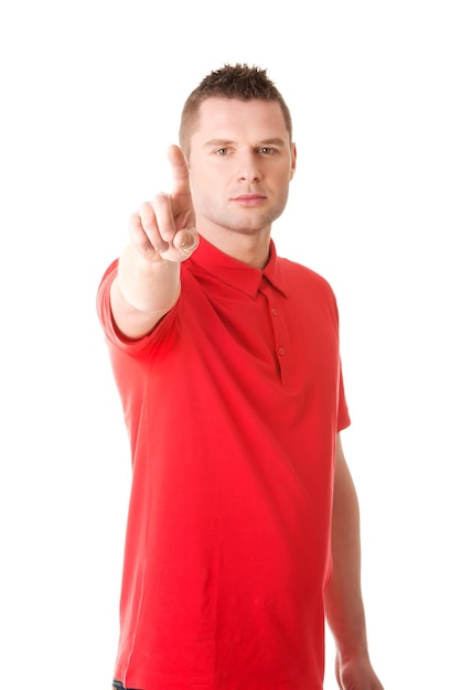 Foto portret van een man die tegen een witte achtergrond staat en wijst