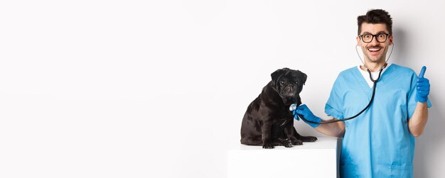 Portret van een man die tegen een witte achtergrond staat