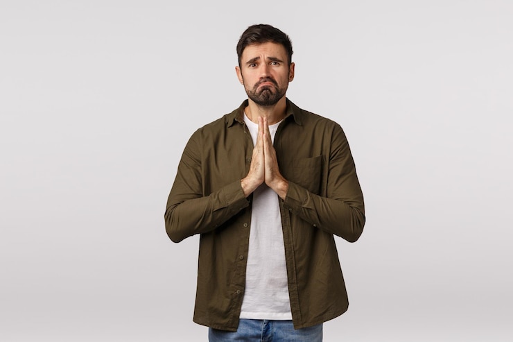 Foto portret van een man die tegen een witte achtergrond staat
