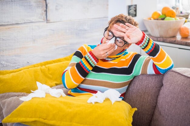 Foto portret van een man die thuis op de bank zit