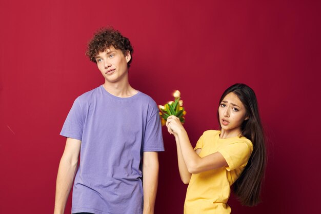 Portret van een man en een vrouw boeket bloemen cadeau romantiek levensstijl ongewijzigd