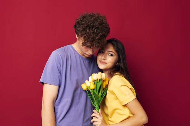 Portret van een man en een vrouw cadeau boeket bloemen leuke geïsoleerde achtergrond ongewijzigd