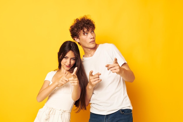 Foto portret van een man en een vrouw die samen poseren in witte tshirts vriendschap ongewijzigde levensstijl