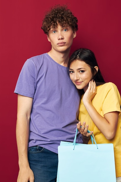 Portret van een man en een vrouw kleurrijke tassen winkelen leuk geïsoleerde achtergrond ongewijzigd