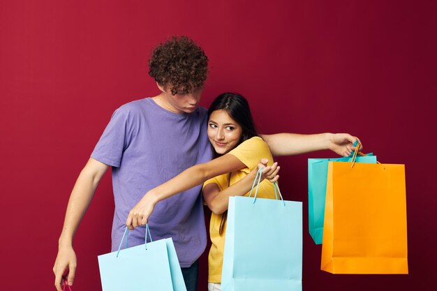 Portret van een man en een vrouw kleurrijke tassen winkelen leuk Lifestyle ongewijzigd