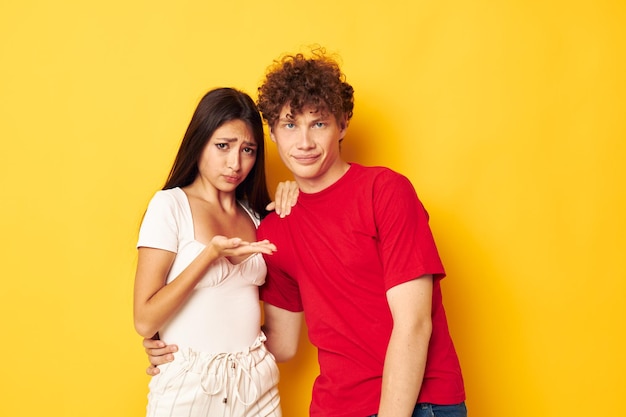 Portret van een man en een vrouw knuffelen samen capriolen geïsoleerde achtergrond ongewijzigd