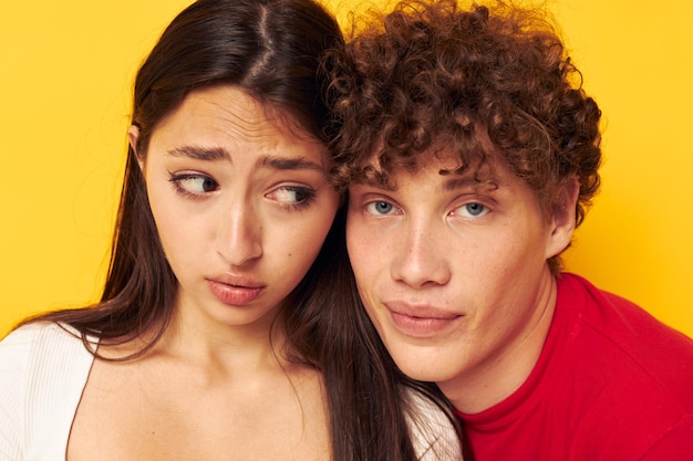 Portret van een man en een vrouw samen poseren emoties close-up levensstijl ongewijzigd