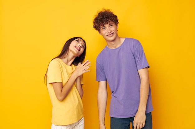 Portret van een man en een vrouw vriendschap poseren leuke studio gele achtergrond ongewijzigd