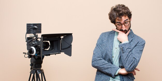 portret van een man en zijn camera op een crème achtergrond