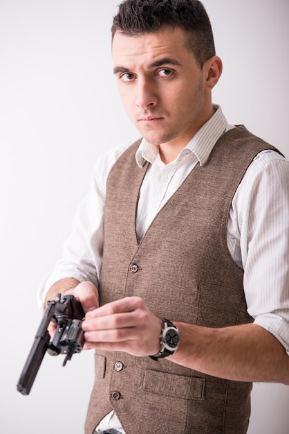 Portret van een man houdt een pistool vast