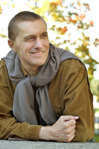 Foto portret van een man in de tuin in de herfst