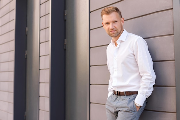 Portret van een man in een wit overhemd in de buurt van het zakencentrum