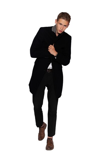 Portret van een man in een zwarte jas en broek op een witte achtergrond